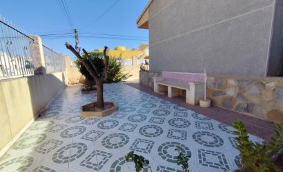 Resale - Villa -
Torrevieja - Center