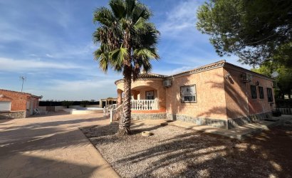 Herverkoop - Villa -
Dolores - Cmno. Escorredor