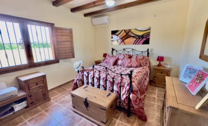 Herverkoop - Country House -
Orihuela