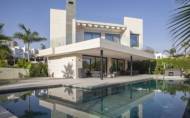 Resale - Villa -
Nueva Andalucía - Costa del Sol