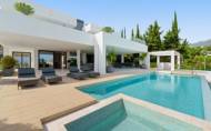 Resale - Villa -
Nueva Andalucía - Costa del Sol