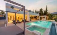 Resale - Villa -
Nueva Andalucía - Costa del Sol