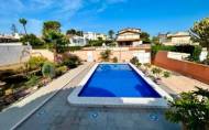 Herverkoop - Villa -
Orihuela - Inland