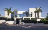 Resale - Villa -
Nueva Andalucía - Costa del Sol